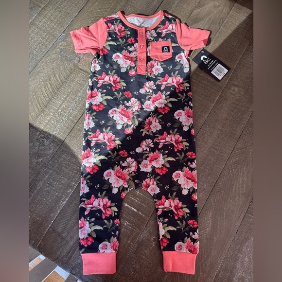 RAGS To Raches NWT Black/Coral Floral Short Sleeve Romper Size 12-18 months - Picture 1 of 5